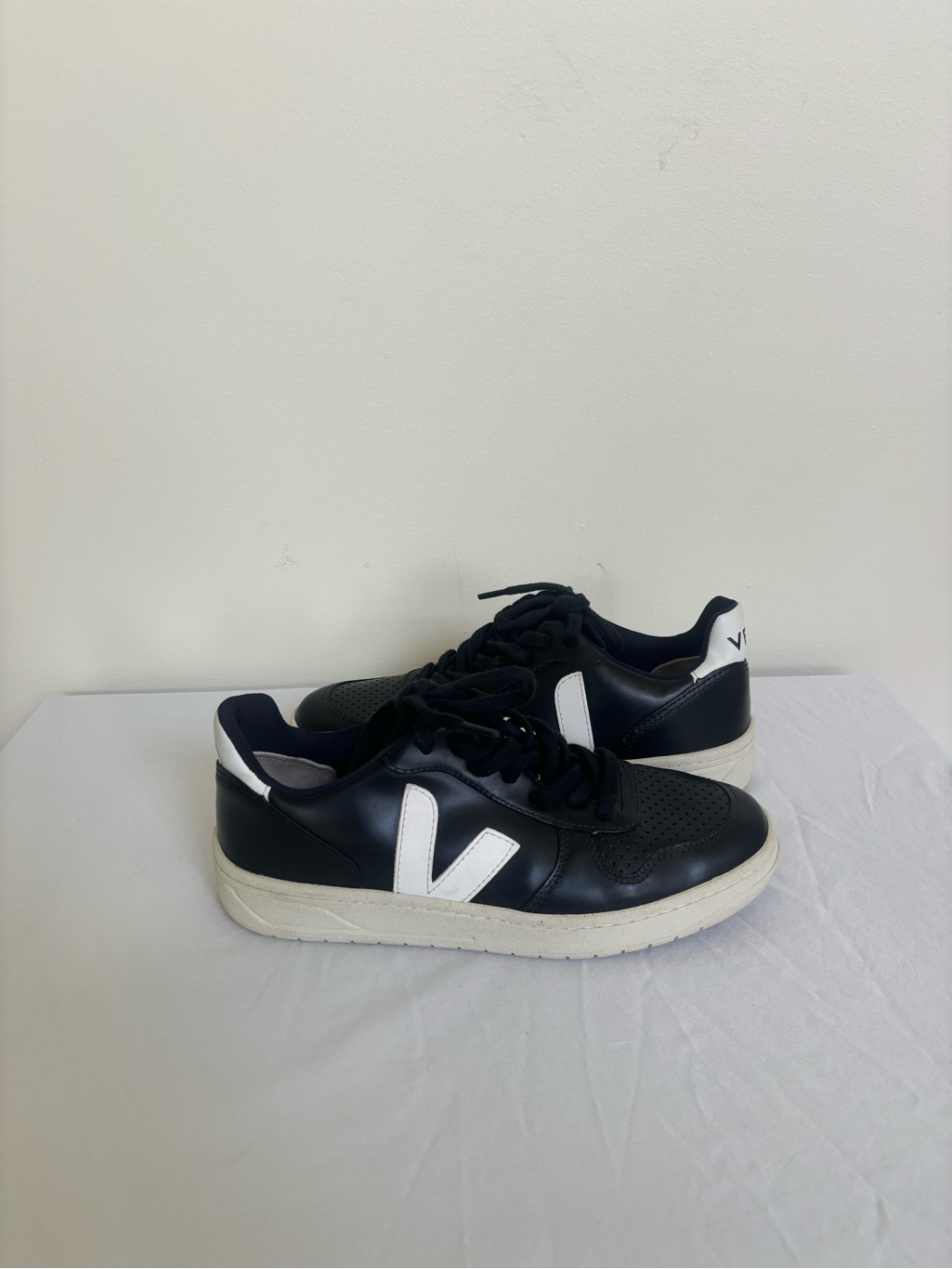 Veja V-10 Leather Black And White Sneakers Size 6 Womens Eu37 New